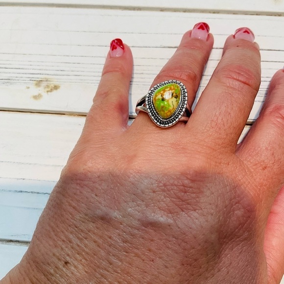 Woman's Handmade Vintage Boho Green Gemstone Unique Silver Tone Ring Size 8 - Picture 8 of 10